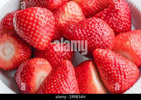 Frische rohe Erdbeeren in eine weiße Porzellanschale Stockfoto