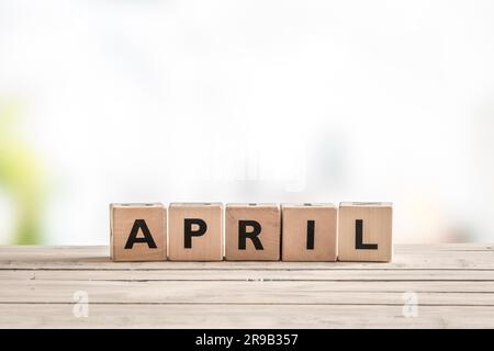 April-Schild mit hölzernen Würfel im Frühjahr Stockfoto