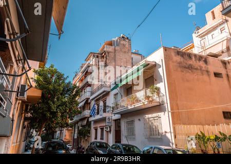 Athen, Griechenland - 25. November 2021: Blick von den zentralen Straßen von Athen, der griechischen Hauptstadt. Stockfoto