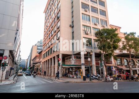 Athen, Griechenland - 25. November 2021: Blick von den zentralen Straßen von Athen, der griechischen Hauptstadt. Stockfoto