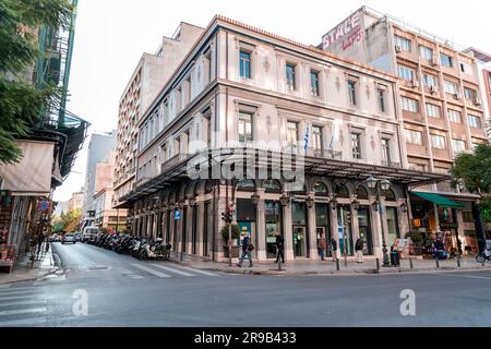 Athen, Griechenland - 25. November 2021: Blick von den zentralen Straßen von Athen, der griechischen Hauptstadt. Stockfoto