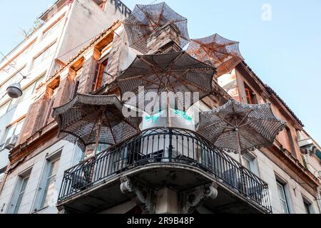 Athen, Griechenland - 25. November 2021: Blick von den zentralen Straßen von Athen, der griechischen Hauptstadt. Stockfoto