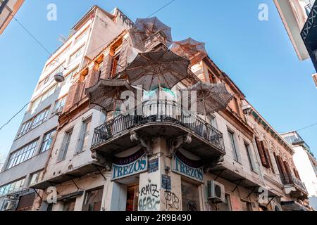 Athen, Griechenland - 25. November 2021: Blick von den zentralen Straßen von Athen, der griechischen Hauptstadt. Stockfoto