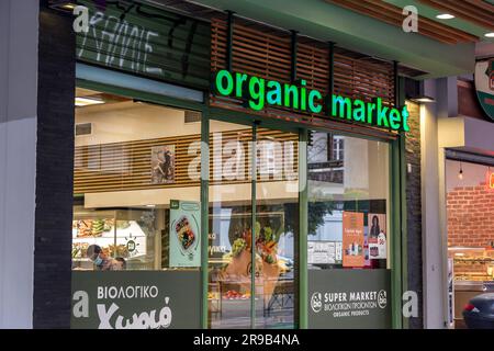 Athen, Griechenland - 27. November 2021: Ladenfront eines Bioläden in Athen, Griechenland. Stockfoto
