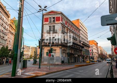 Athen, Griechenland - 27. November 2021: Klassische Gebäude in den Straßen von Athen, der griechischen Hauptstadt. Stockfoto