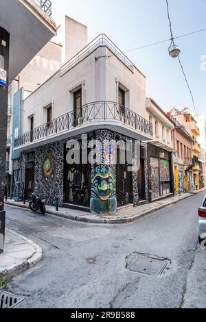 Athen, Griechenland - 25. November 2021: Blick von den zentralen Straßen von Athen, der griechischen Hauptstadt. Stockfoto