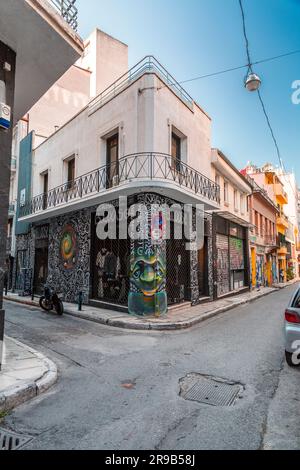 Athen, Griechenland - 25. November 2021: Blick von den zentralen Straßen von Athen, der griechischen Hauptstadt. Stockfoto