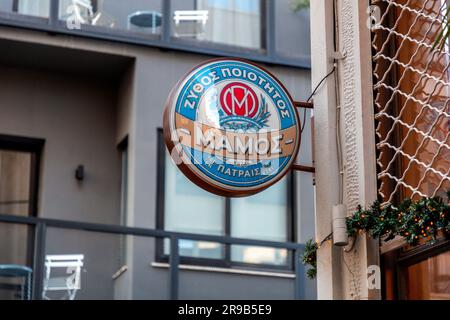 Athen, Griechenland - 25. November 2021: Das Zeichen des Mamos-Biers an der Ecke einer Bar in Athen. Mamos ist eine lokale Biermarke in Griechenland. Stockfoto