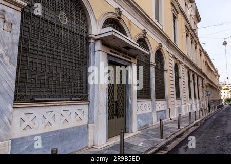 Athen, Griechenland - 27. November 2021: Außenansicht vom Hauptsitz der griechischen Nationalbank, Ethniki Trapeza. Stockfoto