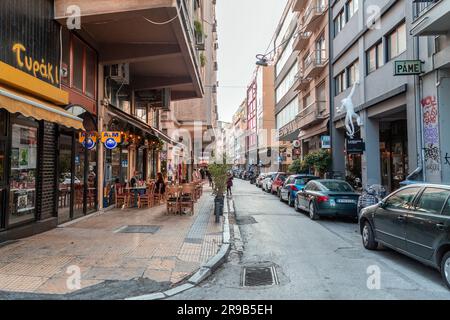 Athen, Griechenland - 25. November 2021: Blick von den zentralen Straßen von Athen, der griechischen Hauptstadt. Stockfoto