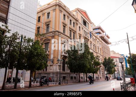 Athen, Griechenland - 27. November 2021: Außenansicht vom Hauptsitz der griechischen Nationalbank, Ethniki Trapeza. Stockfoto