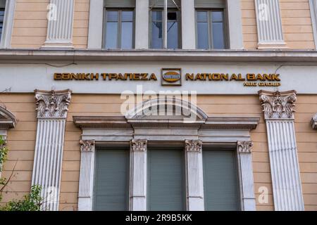 Athen, Griechenland - 27. November 2021: Außenansicht vom Hauptsitz der griechischen Nationalbank, Ethniki Trapeza. Stockfoto
