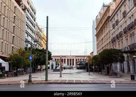 Athen, Griechenland - 27. November 2021: Klathmonos-Platz, das historische Zentrum von Athen. Stockfoto