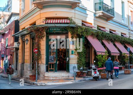 Athen, Griechenland - 25. November 2021: Sitzplätze im Freien in den traditionellen griechischen Restaurants in den zentralen Straßen von Athen, Griechenland. Stockfoto