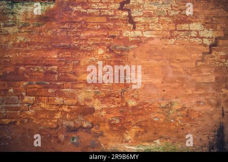 Grunge-Ziegelwand mit peeling orange Farbe auf ein altes Haus Stockfoto