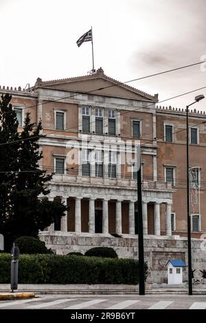 Athen, Griechenland - 27. November 2021: Fassade des griechischen Parlamentsgebäudes am Syntagma-Platz in Athen, der griechischen Hauptstadt. Stockfoto