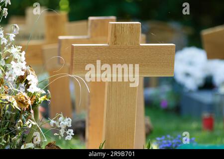 Viele Holzkreuze auf einem armen Friedhof Stockfoto