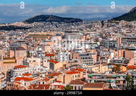 Athen, Griechenland - 25. November 2021: Athen, die griechische Hauptstadt, aus der Vogelperspektive. Stockfoto