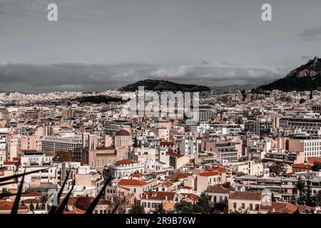 Athen, Griechenland - 25. November 2021: Athen, die griechische Hauptstadt, aus der Vogelperspektive. Stockfoto