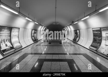 Athen, GR - 27. November 2021: Innerhalb der Athener U-Bahn. Die Athen Metro ist ein Schnelltransportsystem in Griechenland, das das Stadtgebiet von Athen und einen Teil davon anfährt Stockfoto