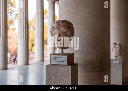 Athen, Griechenland - 25. Nov. 2021: Die antiken Articts werden in der Stoa von Attalos, einem überdachten Säulenabschnitt in der Agora von Athen, ausgestellt. Stockfoto