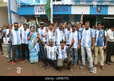 Kalkutta, Indien. 24. Juni 2023. Der argentinische Fußballfan Shib Shankar Patra und Mitglieder des argentinischen Fanclubs feiern in Ichhapur etwa 35 km nördlich von Kalkutta den 36. Geburtstag von Lionel Messi. Am 24. Juni 2023 in Kalkutta, Indien. (Kreditbild: © Dipa Chakraborty/Eyepix via ZUMA Press Wire) NUR REDAKTIONELLE VERWENDUNG! Nicht für den kommerziellen GEBRAUCH! Stockfoto