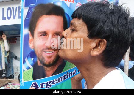 Kalkutta, Indien. 24. Juni 2023. Teeverkäufer und argentinischer Fußballfan Shib Shankar Patra küssen Poster mit Bildern von Argentiniens Fußballer Lionel Messi, während sie ihn und seinen Fußballspieler Lionel Messi anfeuern 36. Geburtstag in Ichhapur rund 35 km nördlich von Kalkutta. 24. Juni 2023, Kalkutta, Indien. (Kreditbild: © Dipa Chakraborty/Eyepix via ZUMA Press Wire) NUR REDAKTIONELLE VERWENDUNG! Nicht für den kommerziellen GEBRAUCH! Stockfoto