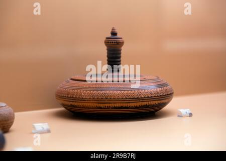 Athen, Griechenland - 25. November 2021: Die antiken Artefakte in der Stoa of Attalos, einem überdachten Säulenabschnitt in der Agora von Athen. Stockfoto