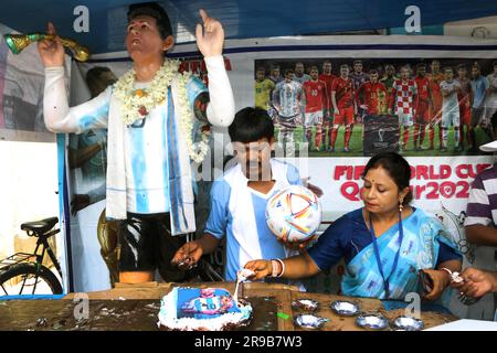 Kalkutta, Indien. 24. Juni 2023. Der argentinische Fußballfan Shib Shankar Patra und Swapna Patra feiern den 36. Geburtstag von Lionel Messi in Ichhapur etwa 35 km nördlich von Kalkutta. Am 24. Juni 2023 in Kalkutta, Indien. (Kreditbild: © Dipa Chakraborty/Eyepix via ZUMA Press Wire) NUR REDAKTIONELLE VERWENDUNG! Nicht für den kommerziellen GEBRAUCH! Stockfoto