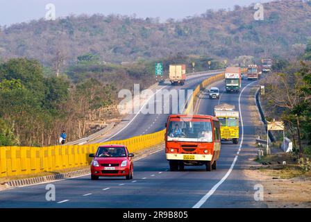 National Highway NH7 in der Nähe von Hosur, von Varanasi in Uttar Pradesh nach Kanyakumari am südlichsten Punkt des indischen Festlands in Tamil Stockfoto