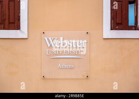 Athen, Griechenland - 25. November 2021: Zeichen der Webster-Universität in Athen, Griechenland. Stockfoto