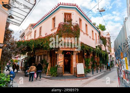 Athen, Griechenland - 25. November 2021: Sitzplätze im Freien in den traditionellen griechischen Restaurants in den zentralen Straßen von Athen, Griechenland. Stockfoto