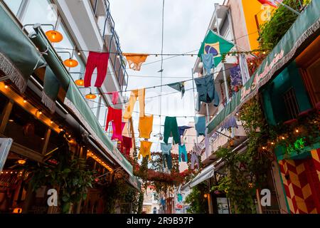 Athen, Griechenland - 25. November 2021: Blick von den zentralen Straßen von Athen, der griechischen Hauptstadt. Stockfoto