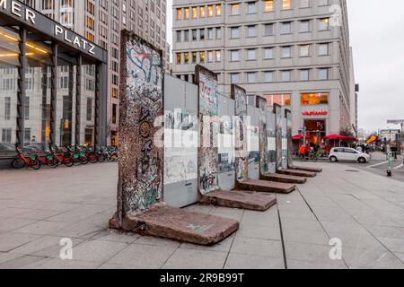 Berlin, Deutschland - 15. DEZ. 2021: Überreste der Berliner Mauer neben der U-Bahn-Station Potsdamer Platz in Berlin. Stockfoto