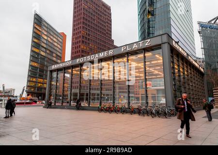 Berlin, Deutschland - 15. DEZ. 2021: U-Bahn-Station Potsdamer Platz in berlin. Stockfoto