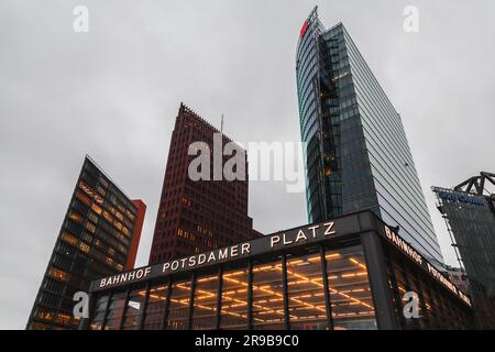 Berlin, Deutschland - 15. DEZ. 2021: U-Bahn-Station Potsdamer Platz in berlin. Stockfoto