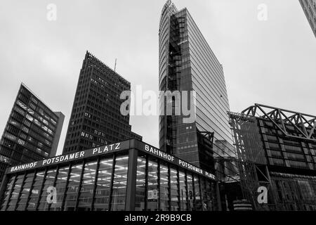 Berlin, Deutschland - 15. DEZ. 2021: U-Bahn-Station Potsdamer Platz in berlin. Stockfoto