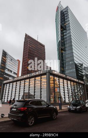 Berlin, Deutschland - 15. DEZ. 2021: U-Bahn-Station Potsdamer Platz in berlin. Stockfoto