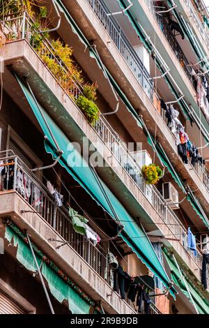 Athen, Griechenland - 25. November 2021: Moderne Gebäude in den Straßen von Athen, der griechischen Hauptstadt. Stockfoto