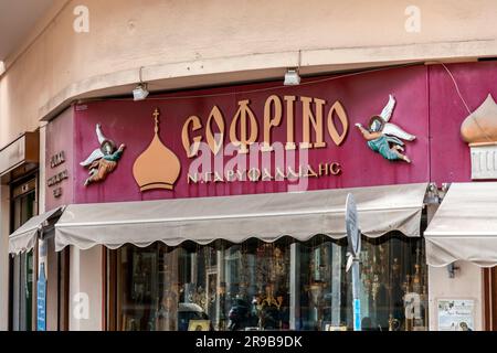 Athen, Griechenland - 25. November 2021: Ladenfront eines Ladens, das orthodoxe religiöse Produkte in Athen, Griechenland, verkauft. Stockfoto