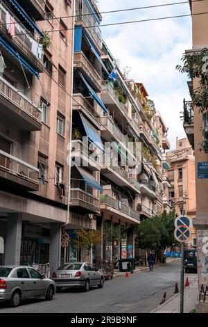 Athen, Griechenland - 25. November 2021: Blick von den zentralen Straßen von Athen, der griechischen Hauptstadt. Stockfoto