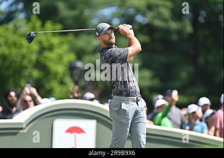 Sonntag, 25. Juni 2023: Wyndham Clark schlägt in der letzten Runde der Travelers Golf Championship in Cromwell, Connecticut, auf Loch 1 ab. Gregory Vasil/CSM(Kreditbild: © Gregory Vasil/Cal Sport Media) Stockfoto