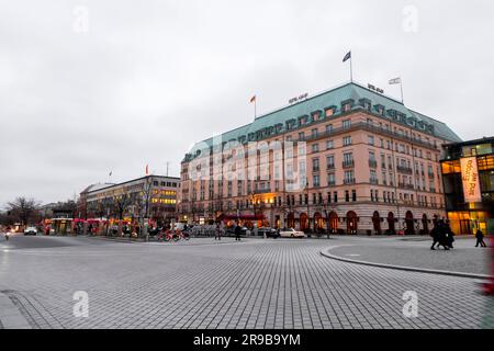 Berlin, Deutschland - 15. DEZ. 2021: Das Hotel Adlon Kempinski Berlin ist ein Luxushotel in Berlin. Stockfoto