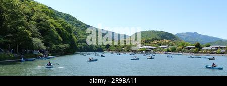 Panoramablick auf die Menschen in Ruderbooten auf dem Katsura River in Arashiyama, Kyoto, Japan. Stockfoto