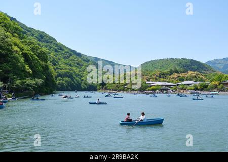 Landschaft der Menschen in Ruderbooten auf dem Katsura River in Arashiyama, Kyoto, Japan. Stockfoto