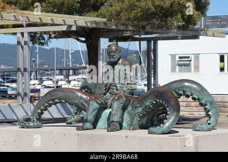 Zum 100. Todestag von Jules Verne im Jahr 2005 gab die Vereinigung der Unternehmerinnen von Pontevedra diese Skulptur in Auftrag von José Morales. Stockfoto