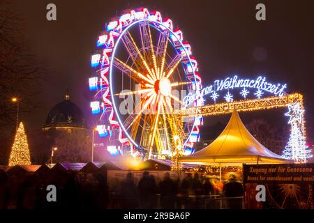 Berlin, Deutschland - 19. DEZ. 2021: Riesenrad auf dem Alexanderplatz Weihnachtsmarkt in Berlin. Stockfoto