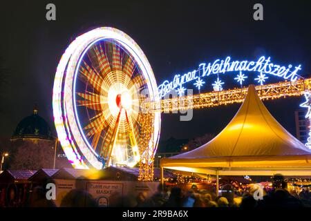 Berlin, Deutschland - 19. DEZ. 2021: Riesenrad auf dem Alexanderplatz Weihnachtsmarkt in Berlin. Stockfoto