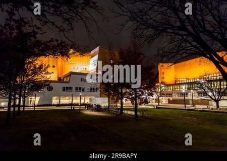 Berlin, Deutschland - 17. DEZ. 2021: Außenansicht des Berliner Kulturkomplexes, Kulturforum bei Nacht. Stockfoto