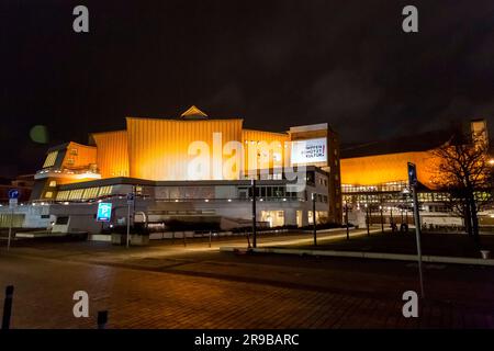 Berlin, Deutschland - 17. DEZ. 2021: Außenansicht des Berliner Kulturkomplexes, Kulturforum bei Nacht. Stockfoto